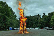 Entzünden des Johannifeuers (Foto: Karl-Franz Thiede)